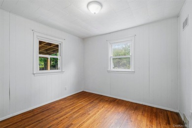 Located in the charming village of Greenwood Lake, this colonial - photo 18