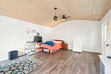 Welcome to your own private Gulf Breeze retreat, where timeless - photo 35