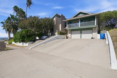 Experience the ultimate in coastal living in this stunning bay - photo 1