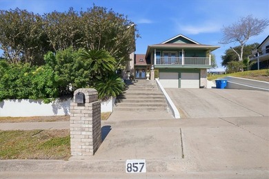 Experience the ultimate in coastal living in this stunning bay - photo 2