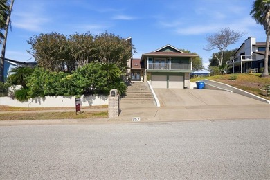 Experience the ultimate in coastal living in this stunning bay - photo 3