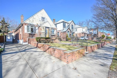 Just Arrived! Detached 4-bedroom, 2-bath Cape in a prime - photo 2