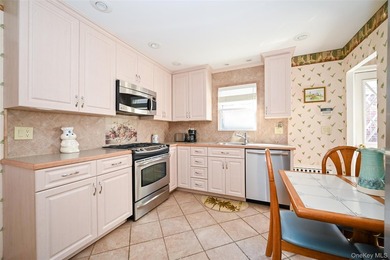 Just Arrived! Detached 4-bedroom, 2-bath Cape in a prime - photo 4