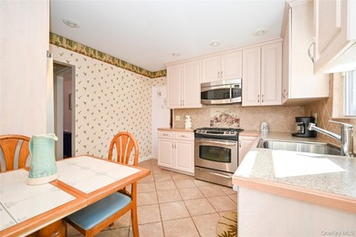 Just Arrived! Detached 4-bedroom, 2-bath Cape in a prime - photo 5