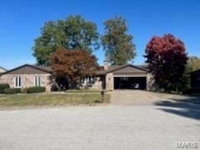 (private lake, pond, creek) Home Sale Pending in Hannibal Missouri