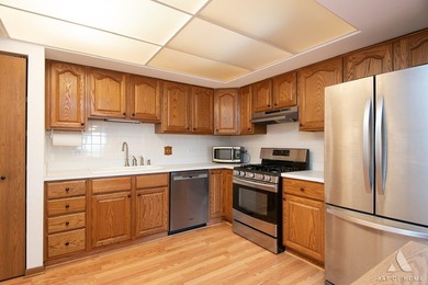 Top-floor 2 bed, 2 bath luxury condo with attached heated - photo 17