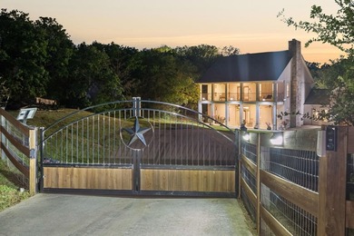 Welcome to this one of a kind Colonial estate, tucked away on 2 - photo 1