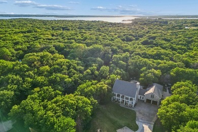 Welcome to this one of a kind Colonial estate, tucked away on 2 - photo 3
