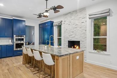 Welcome to this one of a kind Colonial estate, tucked away on 2 - photo 4