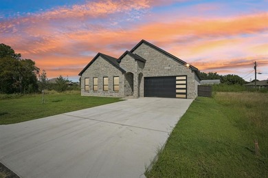 Cedar Creek Lake Home For Sale in Gun Barrel City Texas