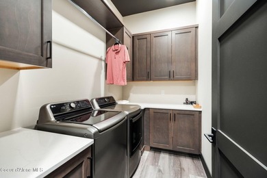 Spanning 2,950 sq. ft., this luxurious 4-bedroom, 4-bathroom - photo 8