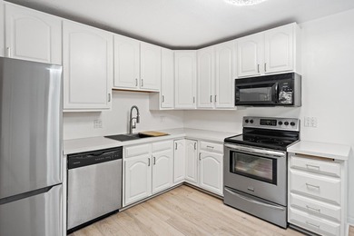 Welcome to this beautifully renovated 2-bedroom, 2.5-bath - photo 7