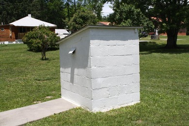 Welcome to this move-in ready home that clearly shows the care - photo 32