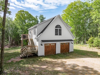 *CHARMING CARRIAGE LIVING* Welcome to this contemporary carriage - photo 1