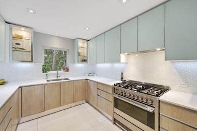Set along 177' of maturely landscaped wide waterfront, 2124 - photo 21