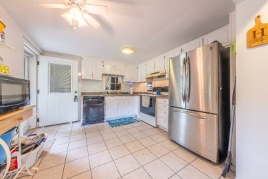 Rental friendly neighborhood, gentle walk to water! - photo 8