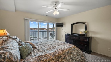 Three bedrooms, three full baths, two of those bedrooms lakeside - photo 19