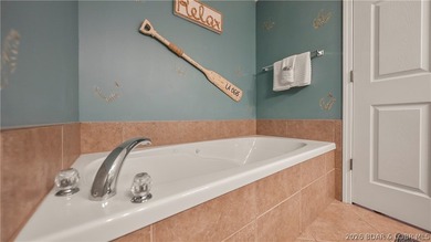 Three bedrooms, three full baths, two of those bedrooms lakeside - photo 23
