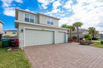 Welcome to Vizcaya Falls! This exceptional 5-bedroom with den, 3 - photo 4