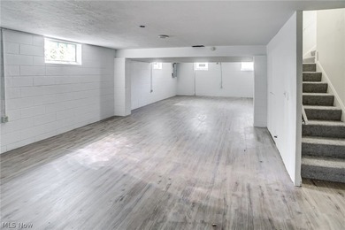 Welcome to 18212 Cornwall Road in Cleveland's desirable lakeside - photo 16