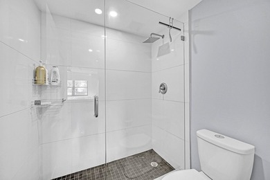 :Immaculate remodeled unit with amazing views. Spacious open - photo 20