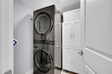 :Immaculate remodeled unit with amazing views. Spacious open - photo 26