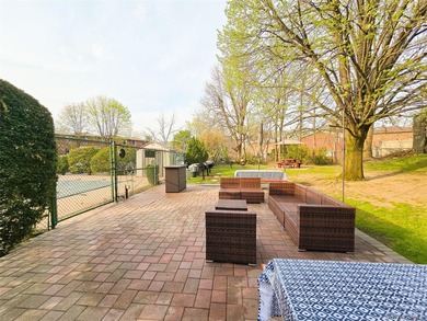 Prime Location, Conveniently located lobby. Alcove studio with - photo 15