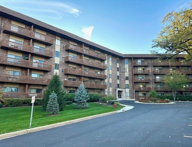 (private lake, pond, creek) Condo Active Under Contract in Bloomingdale Illinois