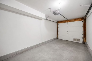 Stunning townhome located right next to the University of - photo 12