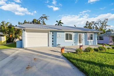 Come see this charming coastal retreat on a colorful Bay-view - photo 2