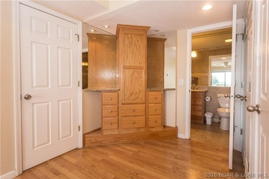Welcome to this beautifully updated 1-bedroom lakefront end-unit - photo 45