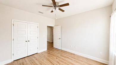 Welcome to 56 Secluded Circle in Freeport, where space, comfort - photo 11