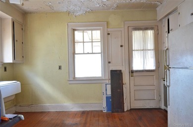 Waterfront opportunity in Wantagh, NY! This spacious 6-bedroom - photo 11