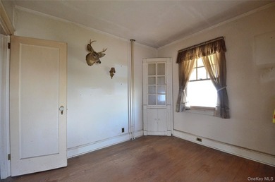 Waterfront opportunity in Wantagh, NY! This spacious 6-bedroom - photo 12