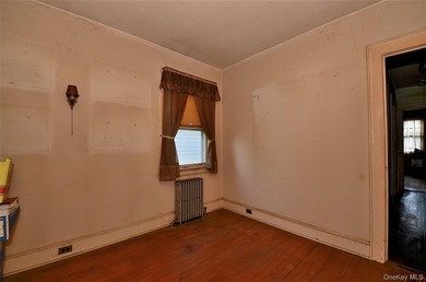 Waterfront opportunity in Wantagh, NY! This spacious 6-bedroom - photo 13