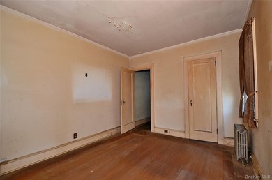 Waterfront opportunity in Wantagh, NY! This spacious 6-bedroom - photo 15
