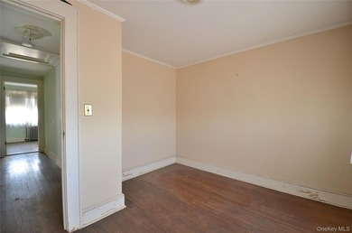 Waterfront opportunity in Wantagh, NY! This spacious 6-bedroom - photo 16
