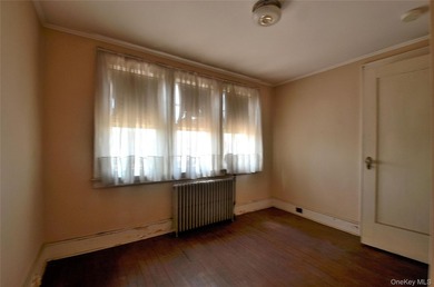 Waterfront opportunity in Wantagh, NY! This spacious 6-bedroom - photo 17