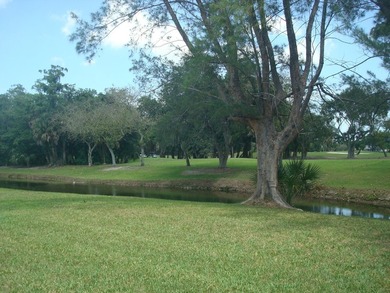 Spacious 3 bedroom villa on canal with fabulous view of golf - photo 17