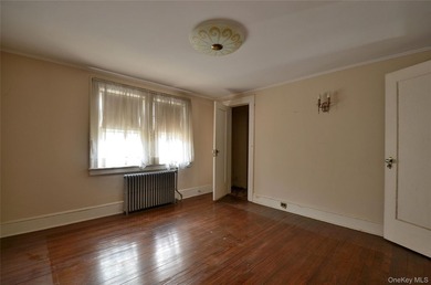 Waterfront opportunity in Wantagh, NY! This spacious 6-bedroom - photo 18