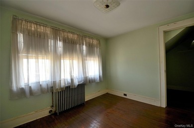 Waterfront opportunity in Wantagh, NY! This spacious 6-bedroom - photo 20