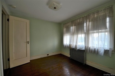 Waterfront opportunity in Wantagh, NY! This spacious 6-bedroom - photo 21