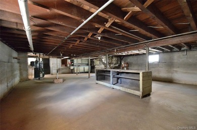 Waterfront opportunity in Wantagh, NY! This spacious 6-bedroom - photo 23