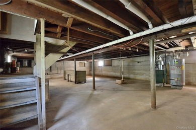 Waterfront opportunity in Wantagh, NY! This spacious 6-bedroom - photo 24
