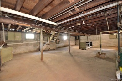 Waterfront opportunity in Wantagh, NY! This spacious 6-bedroom - photo 25