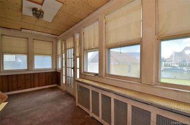 Waterfront opportunity in Wantagh, NY! This spacious 6-bedroom - photo 27