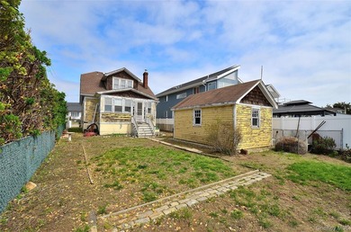 Waterfront opportunity in Wantagh, NY! This spacious 6-bedroom - photo 28