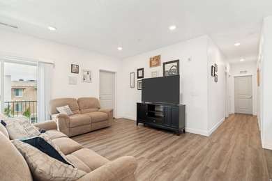 Beautiful like new top floor condo! Excellent location close to - photo 3