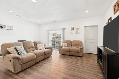 Beautiful like new top floor condo! Excellent location close to - photo 4