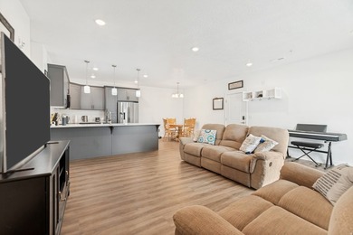 Beautiful like new top floor condo! Excellent location close to - photo 5